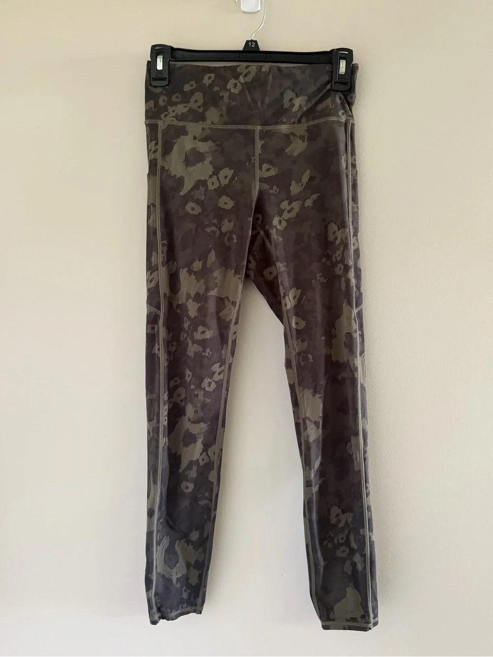 Vuori Stride Leggings Small Green Camo High Rise 7/8 Running Yoga Side Pocket - Picture 2 of 14